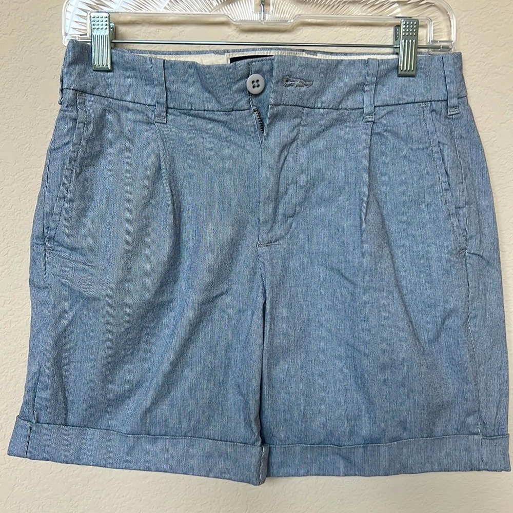 Men’s Abercrombie & Fitch light blue stripe cuffed-hem pleated shorts in sz 26